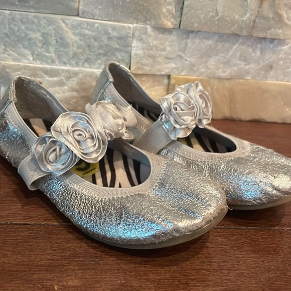 Michael Kors Silver shoes with Rosettes - Picture 4 of 8